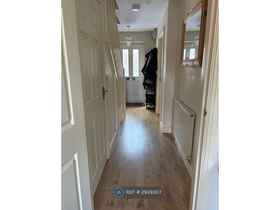 Property photo 2 of 19 Hallway