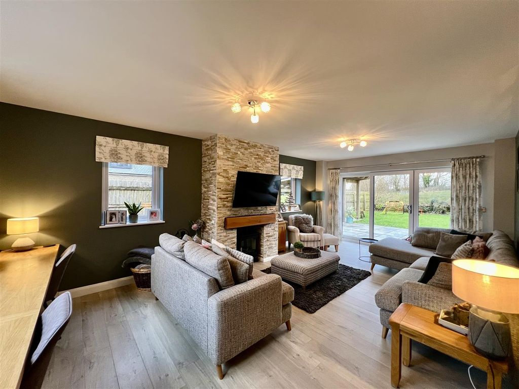 Property photo 2 of 39 Lounge