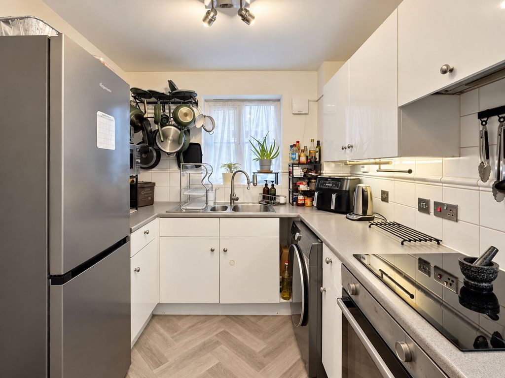 Property photo 3 of 8 Kitchen