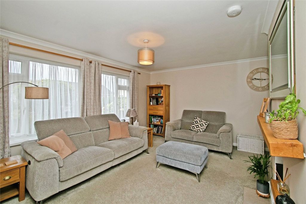 Property photo 3 of 18 Lounge