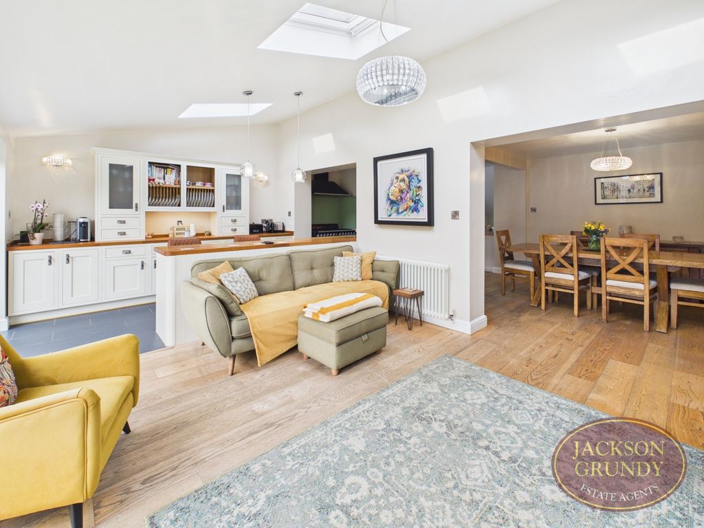 Property photo 2 of 24 Harefoot Close