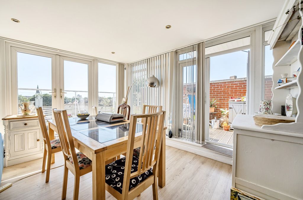 Property photo 3 of 13 1319777-16-686Ec1...