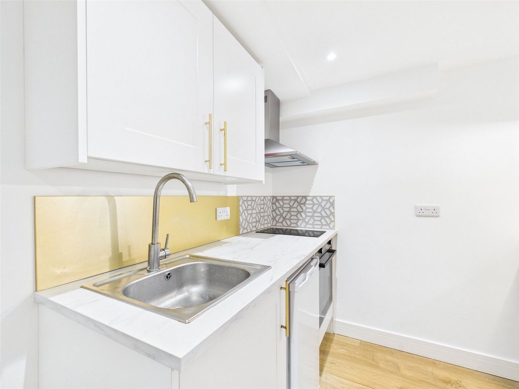 Property photo 3 of 10 Flat To Rent