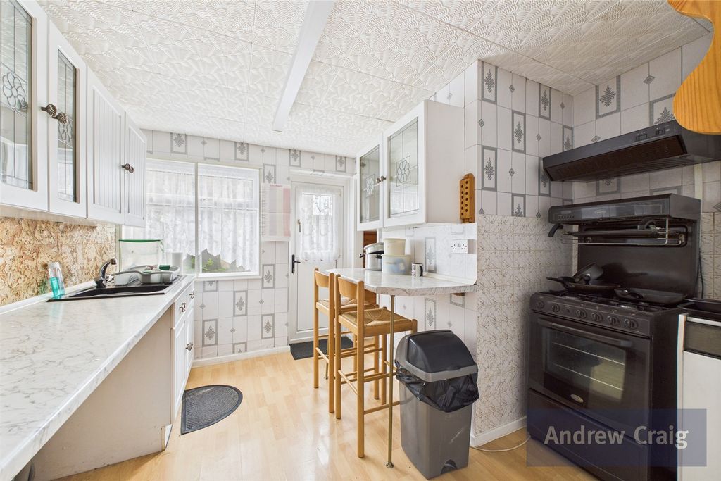 Property photo 3 of 11 Kitchen