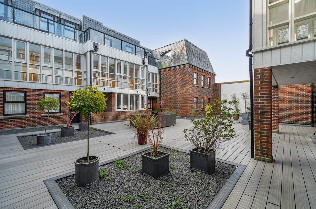 Property photo 2 of 12 Courtyard