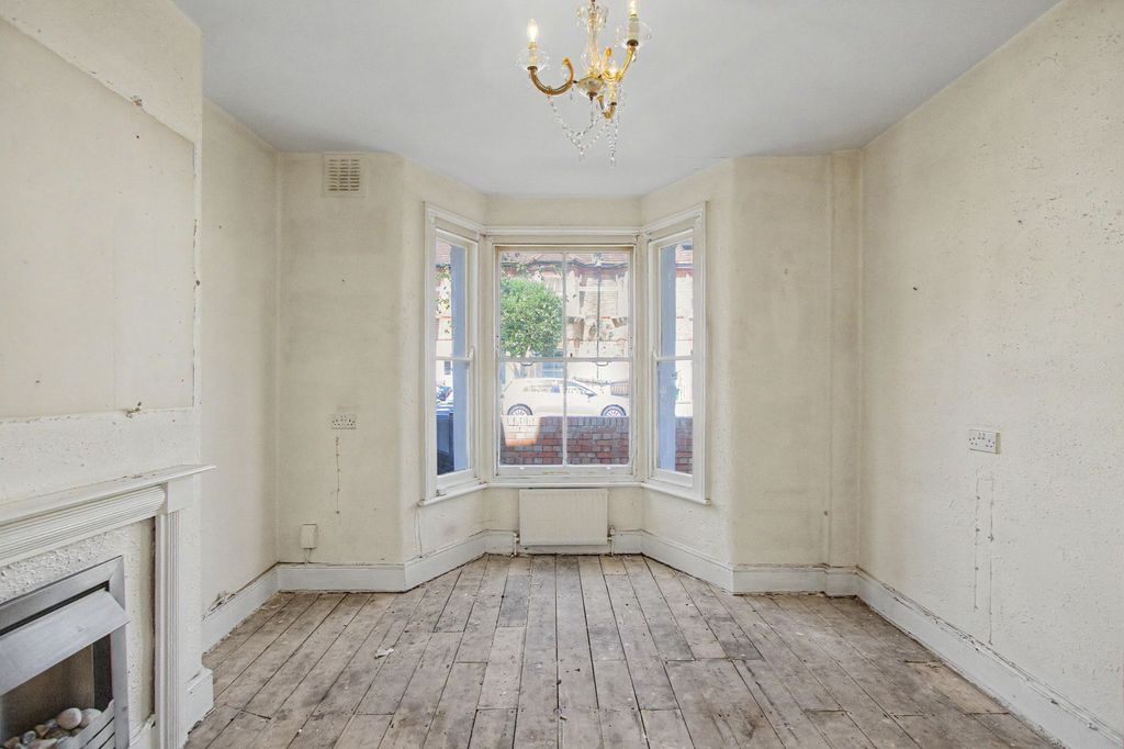 Property photo 3 of 11 32A Vespan Road, Shepherd's Bush, London W12 9Qq