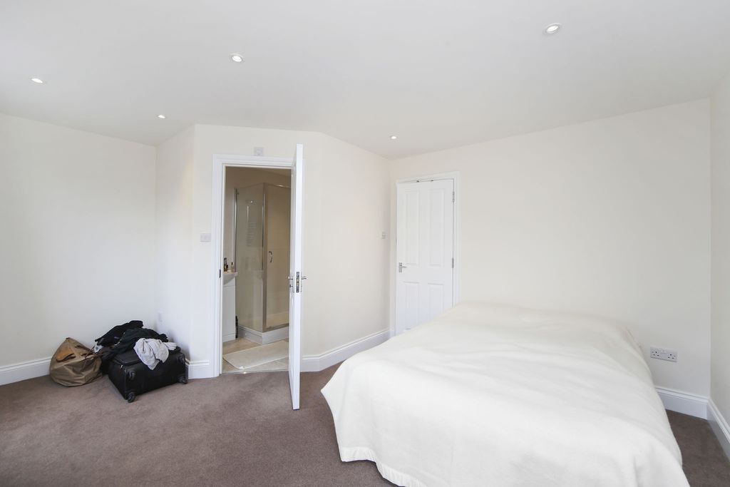 Property photo 2 of 10 Bedroom 2 Low Res