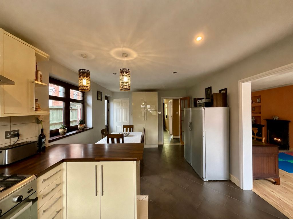Property photo 3 of 28 B2975C84-5A53-4A25-98A9-129604A88640