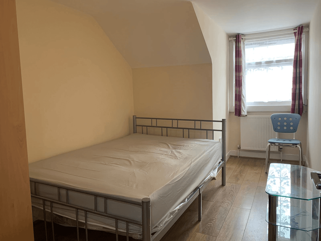 Property photo 1 of 4 Double Bedroom Close To Ilford Town Center-£650 Pcm