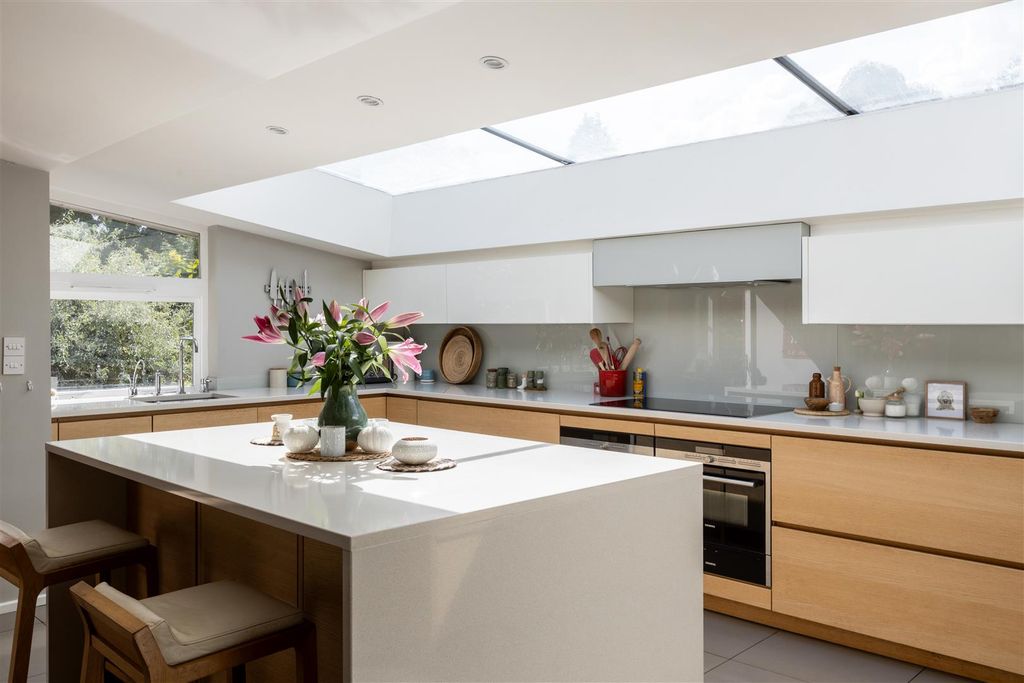 Property photo 2 of 32