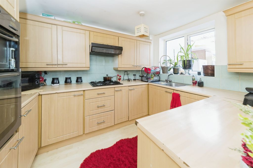 Property photo 3 of 9 Kitchen