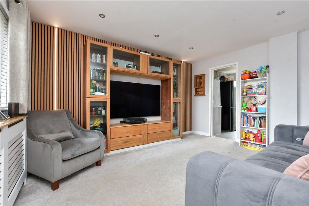 Property photo 1 of 8 Lounge