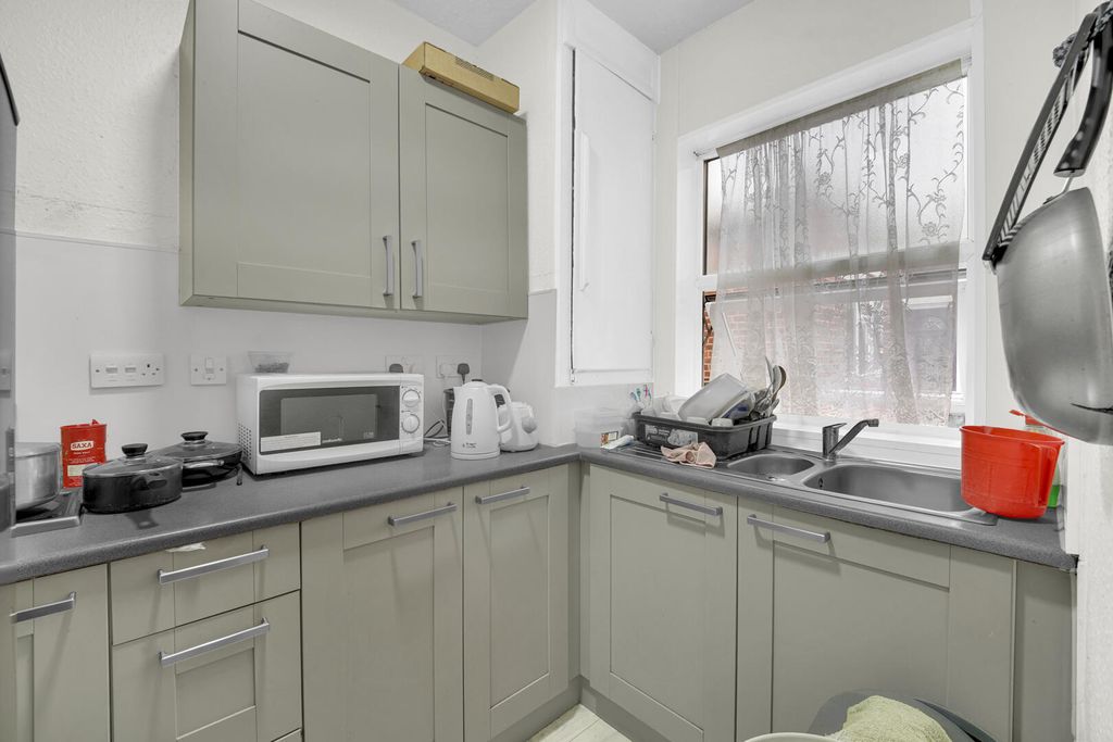 Property photo 2 of 10 Kitchen