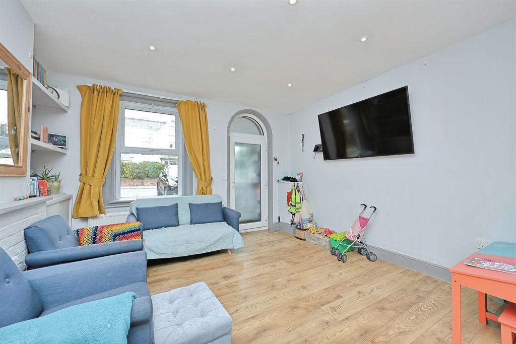 Property photo 2 of 21