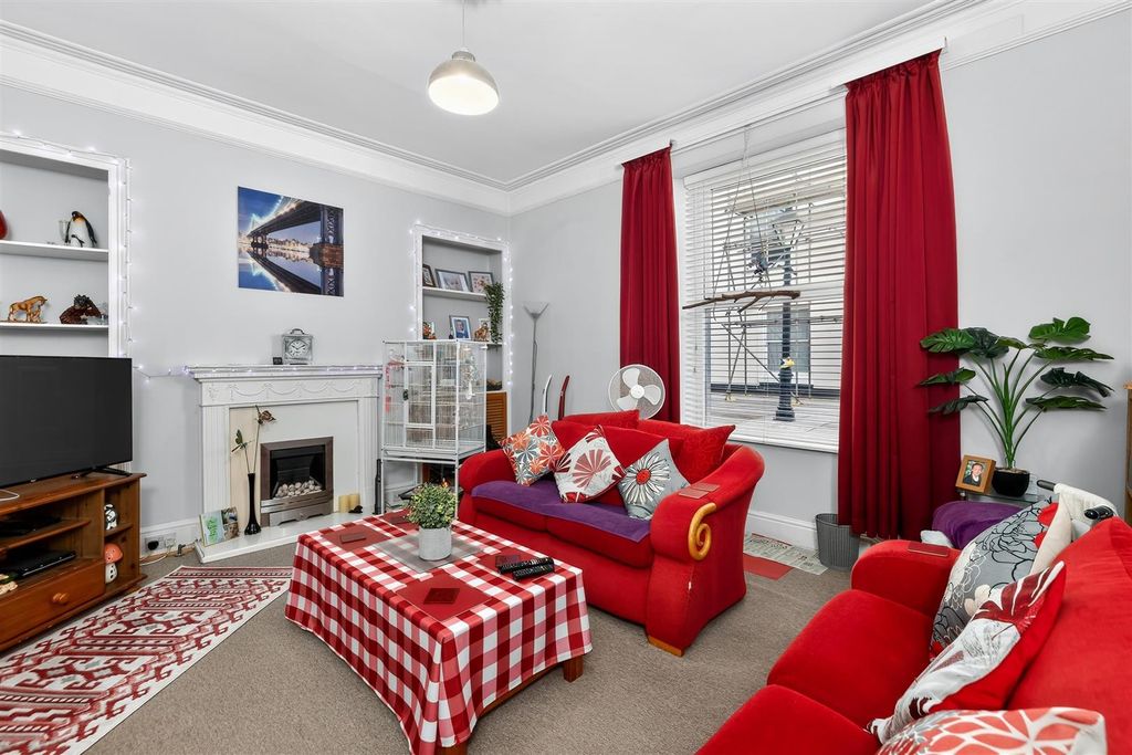 Property photo 3 of 10 Lounge