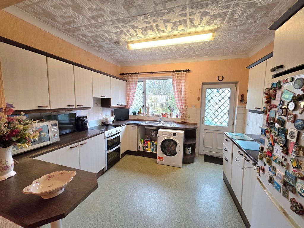 Property photo 3 of 15 Kitchen / Diner