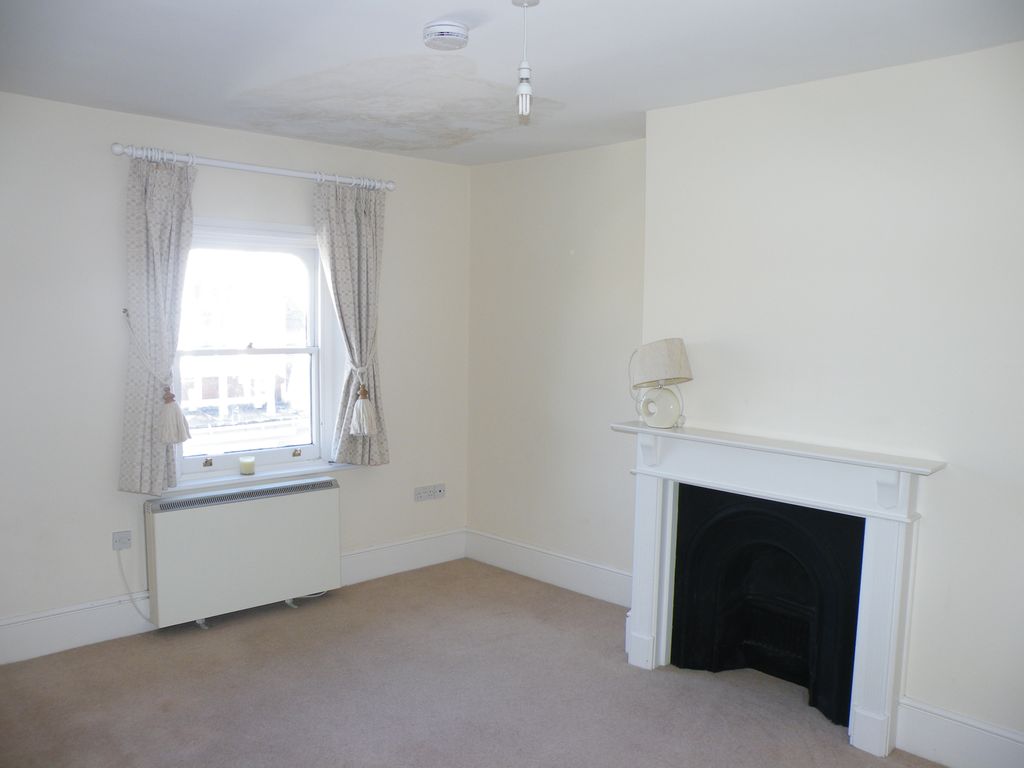 Property photo 3 of 7 Living Room