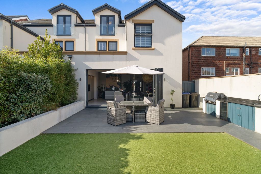 Property photo 2 of 60