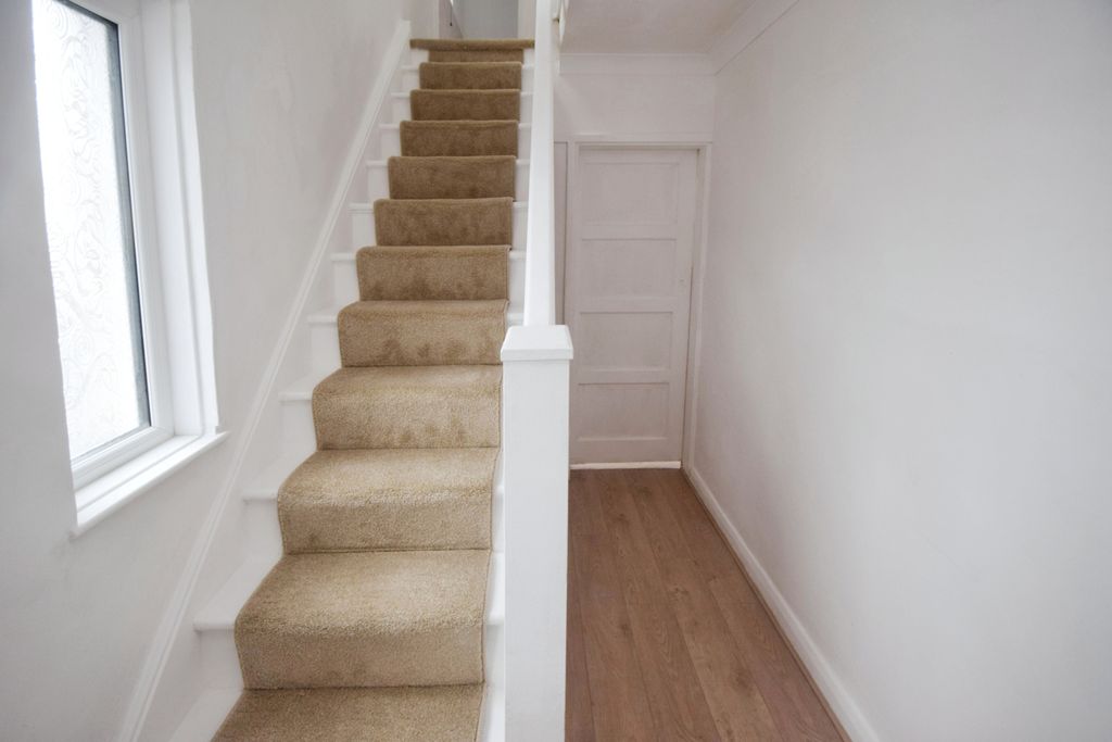 Property photo 2 of 16 1A9Ea3E2-Hall
