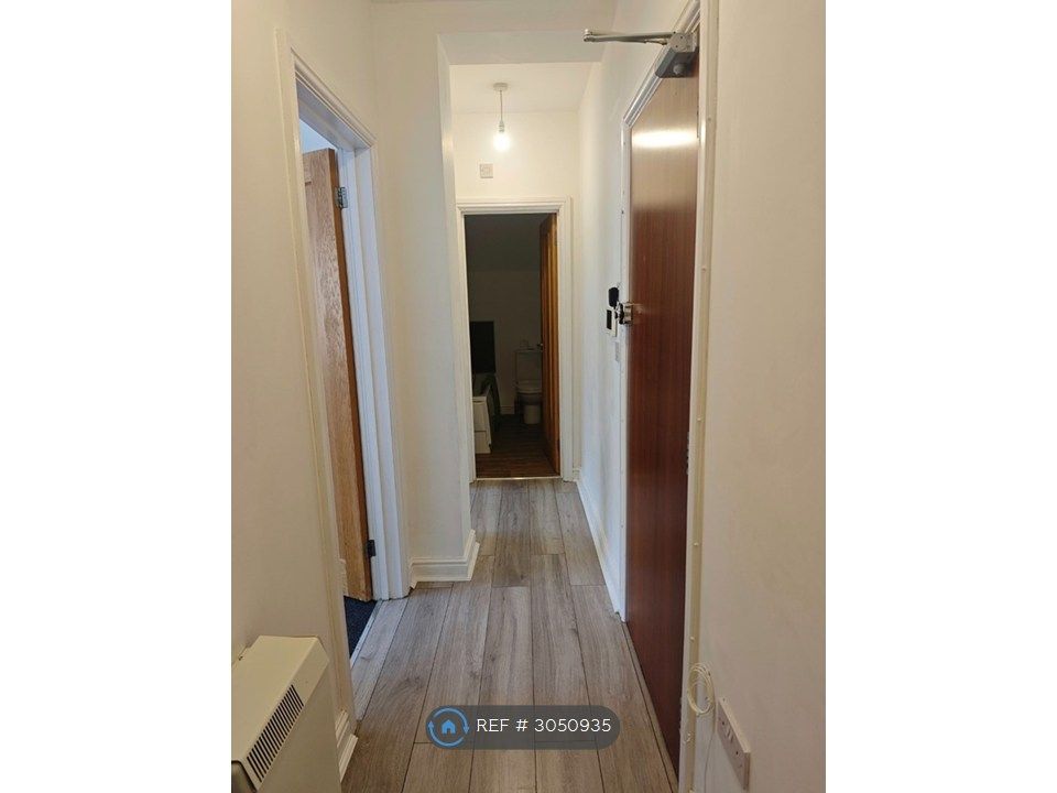 Property photo 3 of 7 Entrance Hall