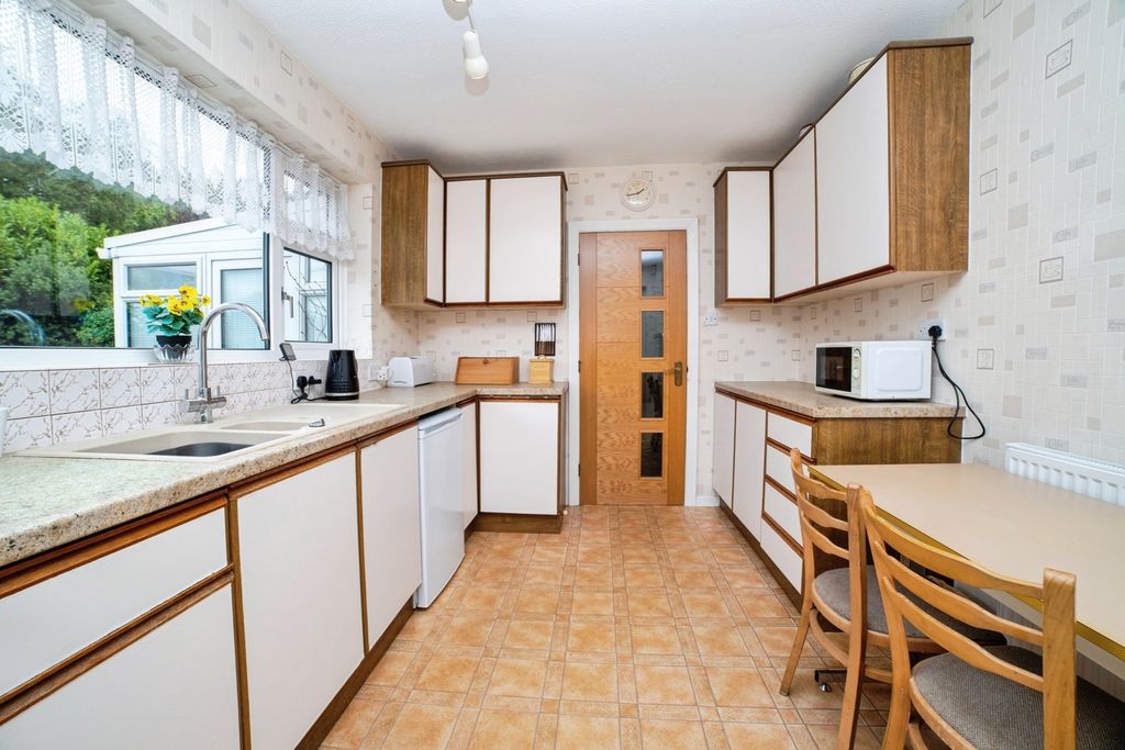 Property photo 2 of 20 Breakfast Kitchen