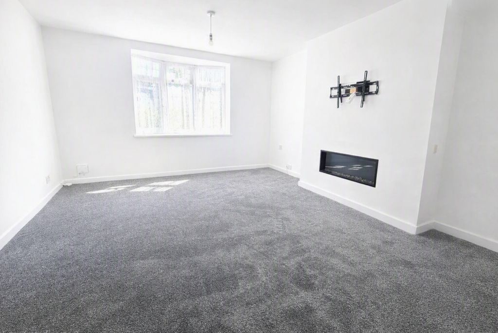 Property photo 2 of 14 Lounge