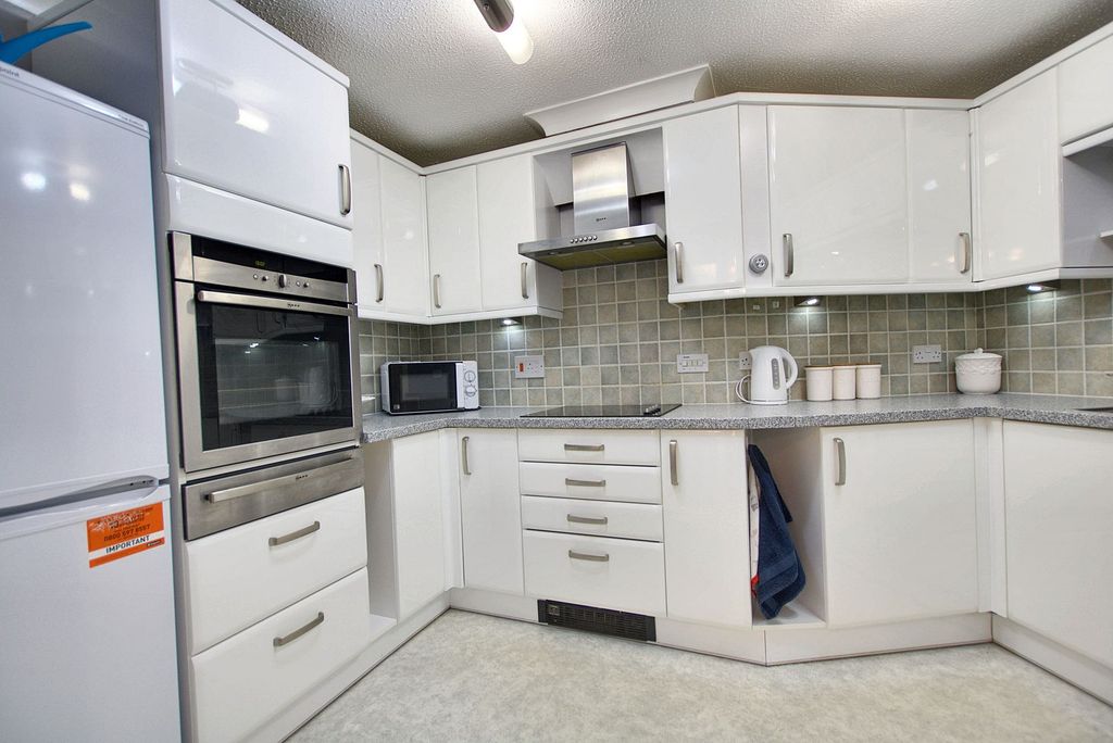 Property photo 2 of 25