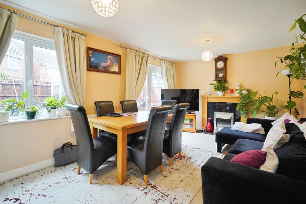 Property photo 2 of 18 Lounge