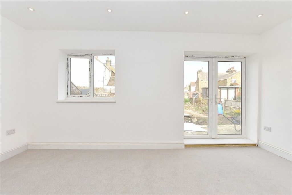 Property photo 3 of 11 Lounge