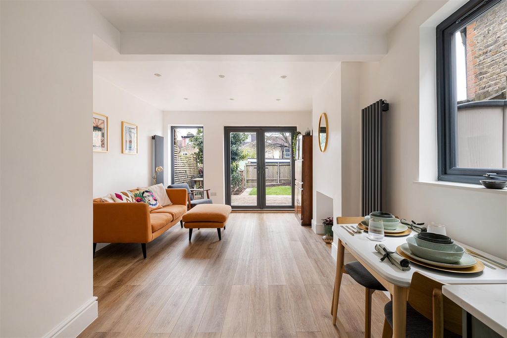 Property photo 2 of 25 Howard Road, E17