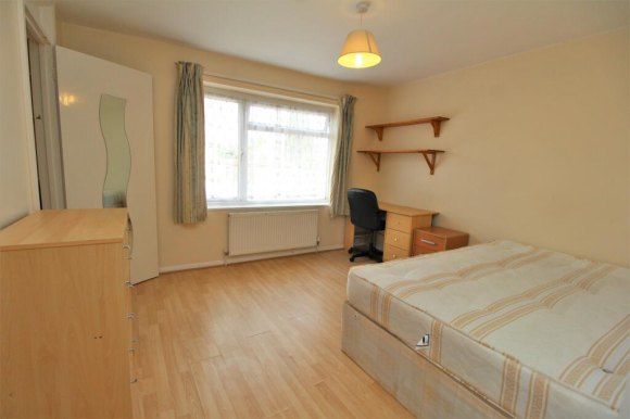 Property photo 2 of 11 Room 6.Jpeg