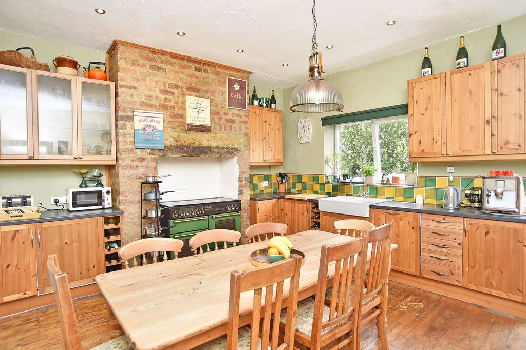 Property photo 2 of 27