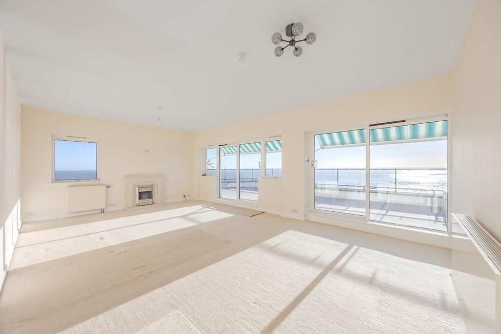 Property photo 2 of 27 Lounge