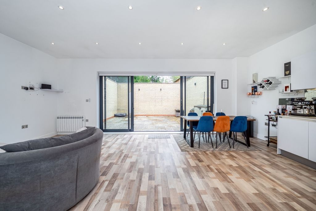 Property photo 2 of 24 6