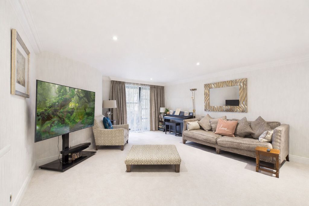 Property photo 2 of 10 Lounge