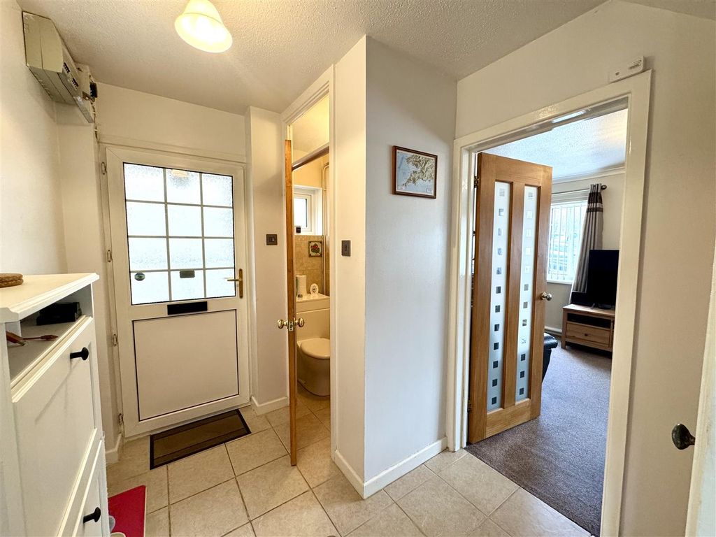 Property photo 2 of 20 Entrance Hall