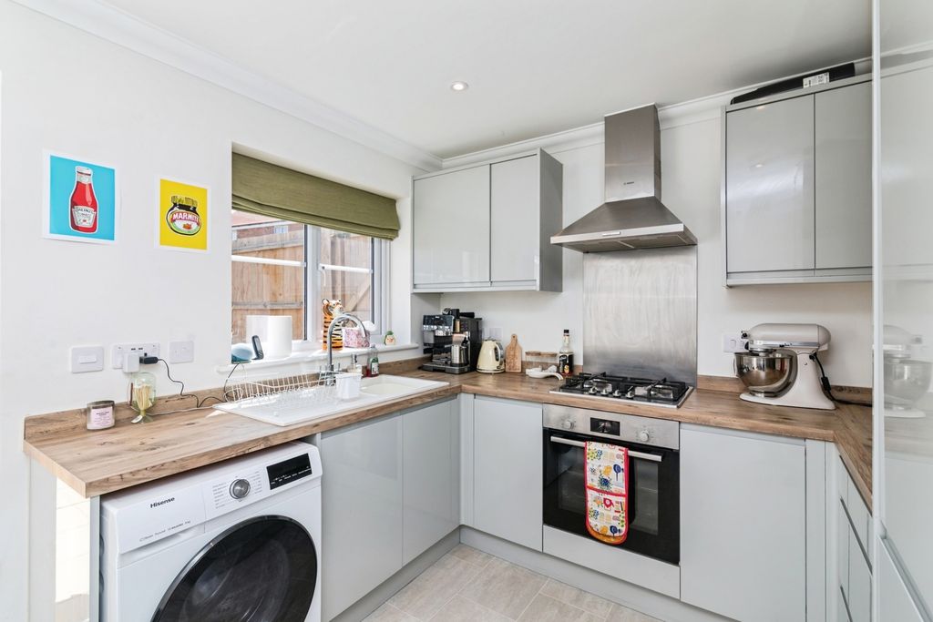 Property photo 3 of 18 Kitchen