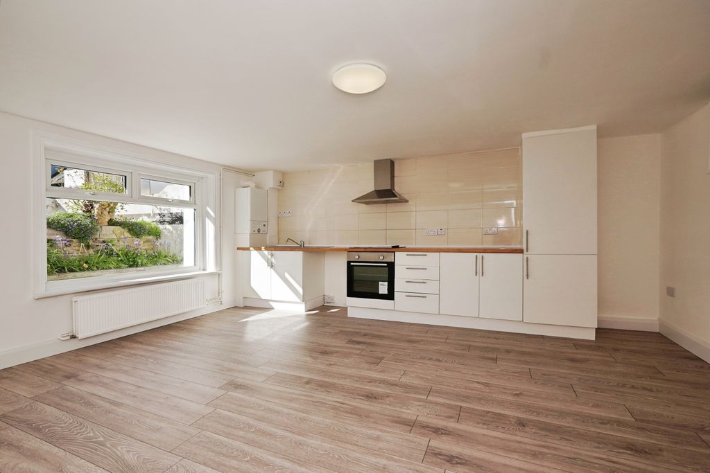 Property photo 2 of 12 Kitchen
