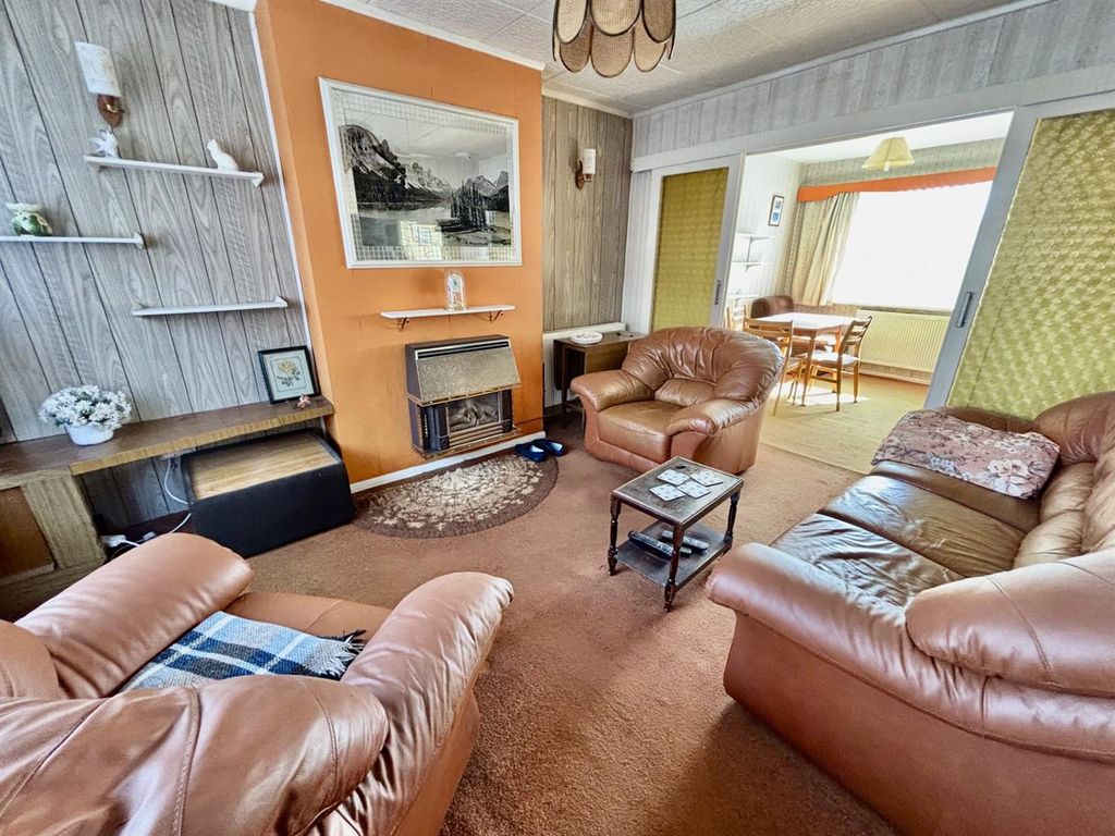 Property photo 3 of 15 Lounge
