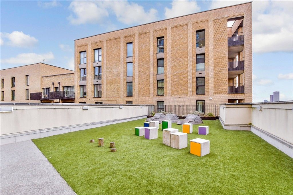 Property photo 2 of 13 Communal Gardens