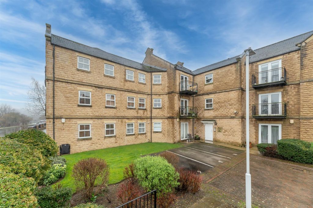 Property photo 1 of 19 Narrowboat Wharf