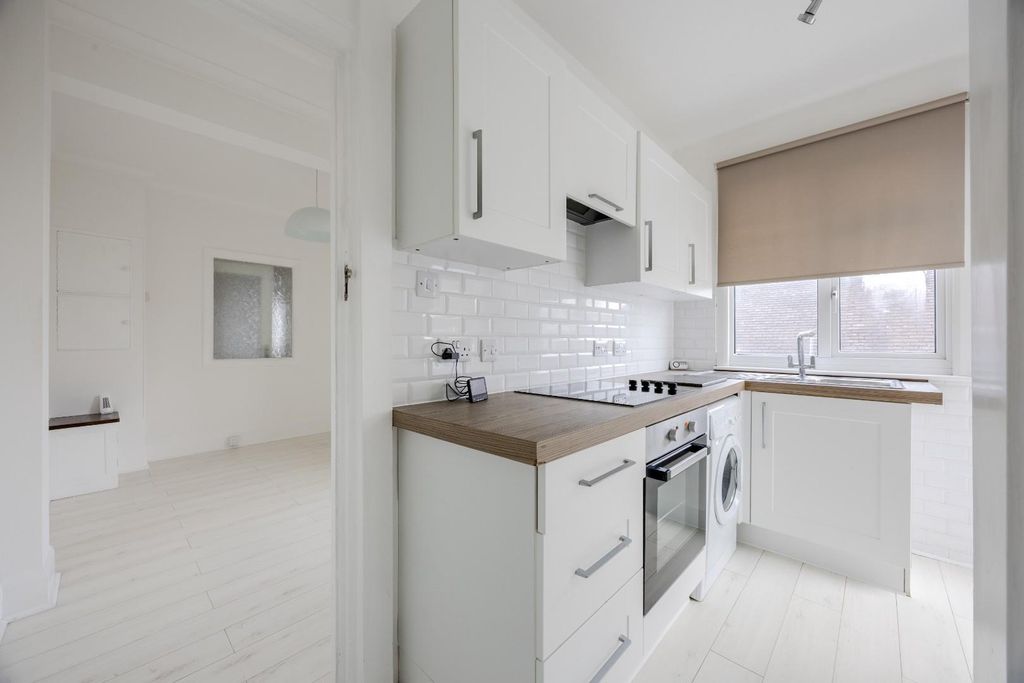 Property photo 3 of 23 Kitchen