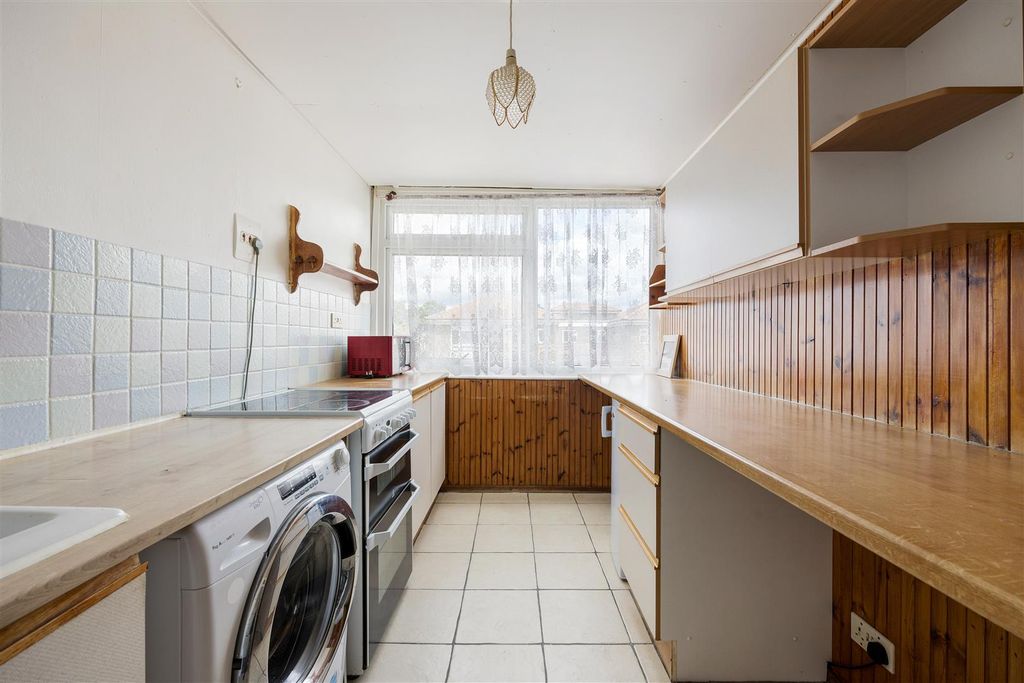 Property photo 3 of 19 Grove Hill, E18