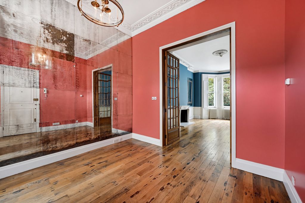 Property photo 2 of 20 Entrance Hall