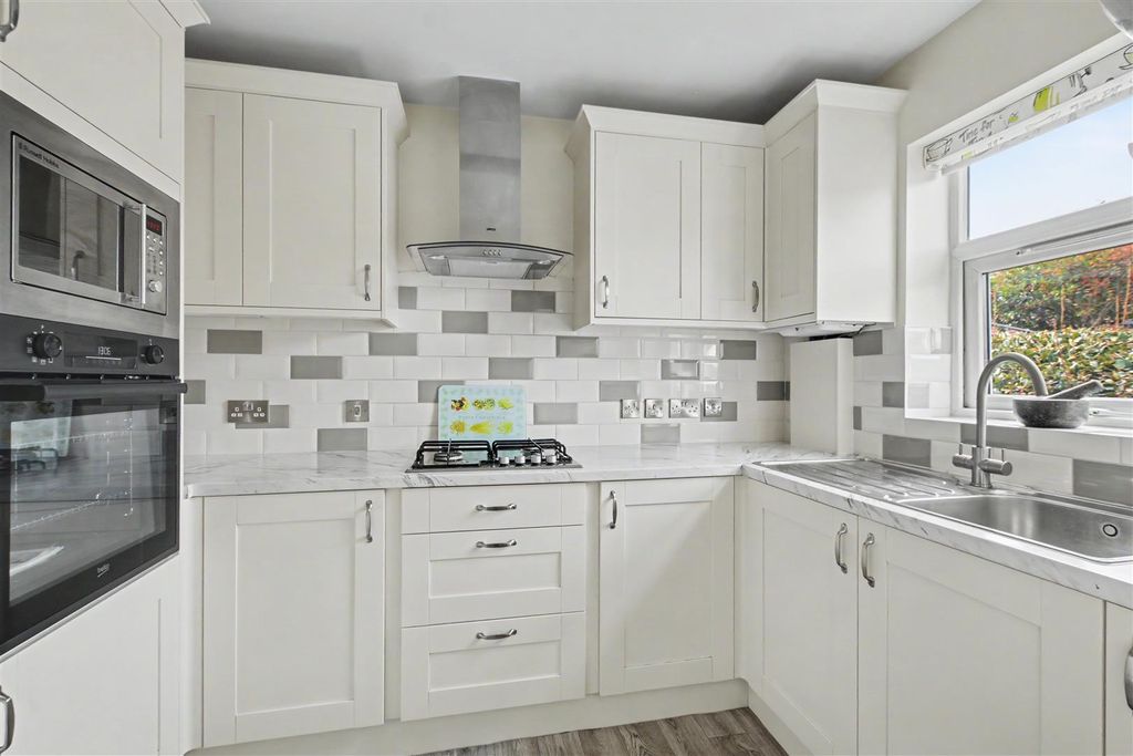 Property photo 3 of 10 Kitchen