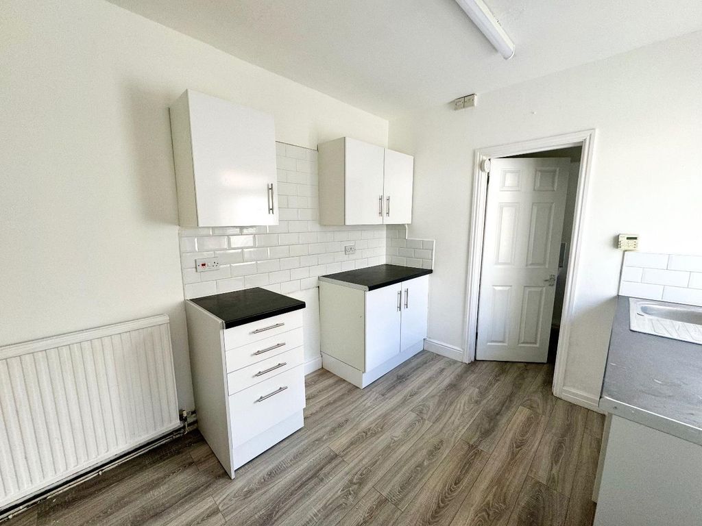 Property photo 3 of 10 Kitchen