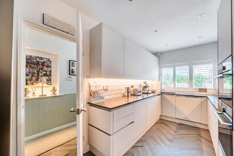 Property photo 3 of 19 Modern Wren Kitchen