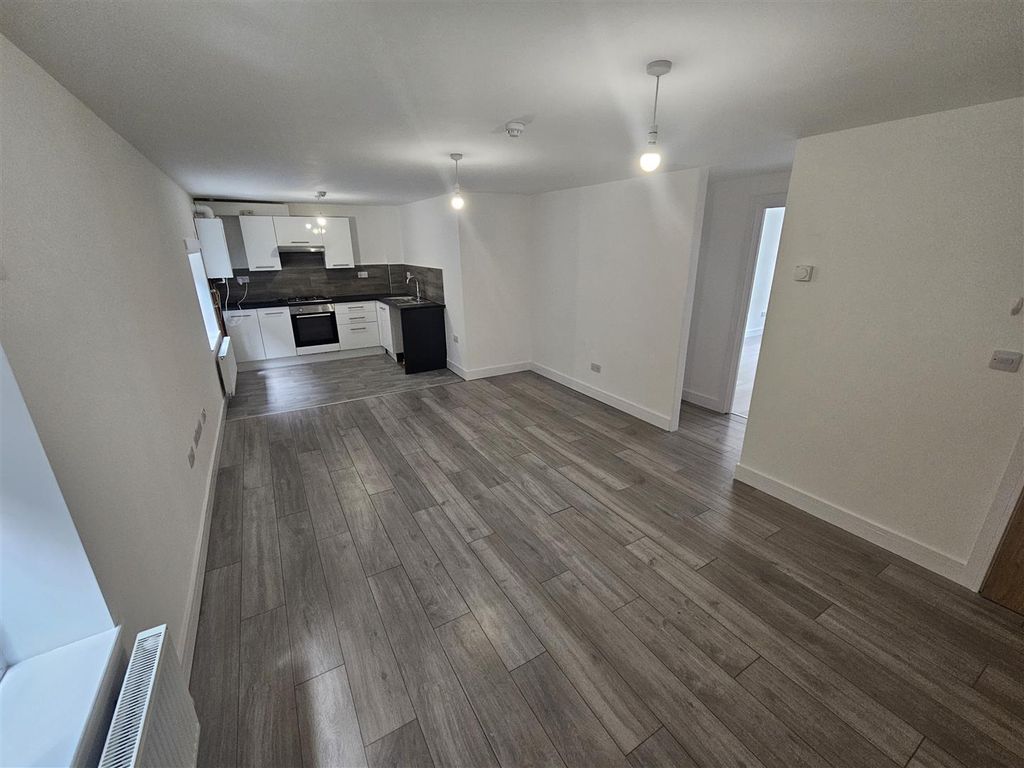 Property photo 3 of 10 Lounge Kitchen