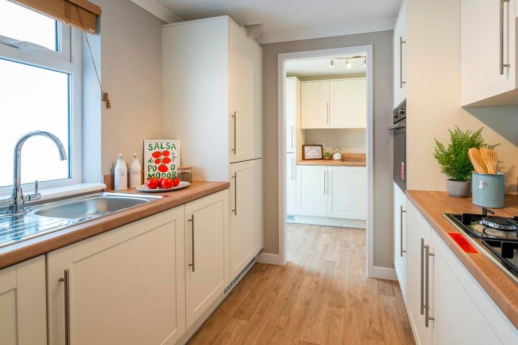 Property photo 2 of 6 Kitchen