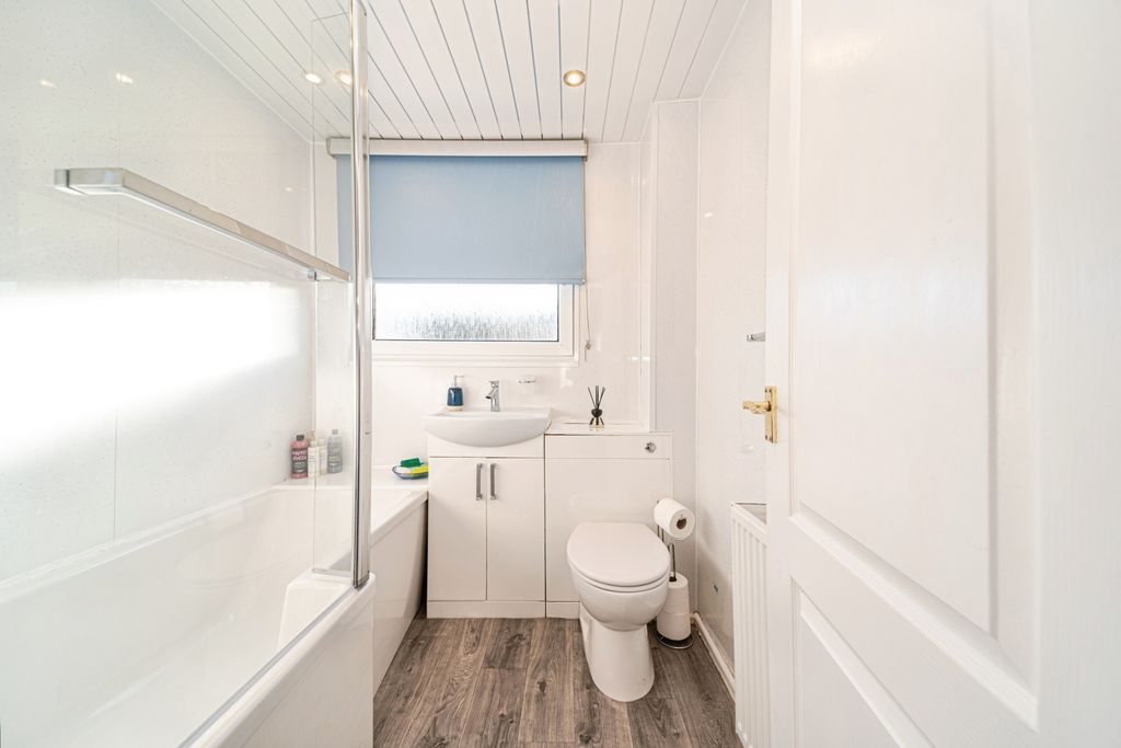 Property photo 3 of 18 Bathroom